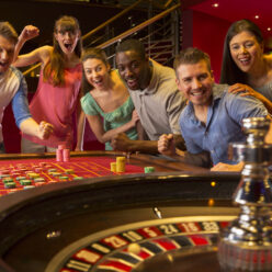 Phụ Nữ & Đàn Ông - Ai Sẽ Là Người Khôn Ngoan Trên Bàn Chơi Casino!