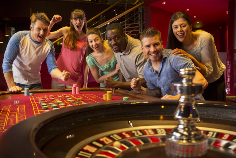 Phụ Nữ & Đàn Ông - Ai Sẽ Là Người Khôn Ngoan Trên Bàn Chơi Casino!